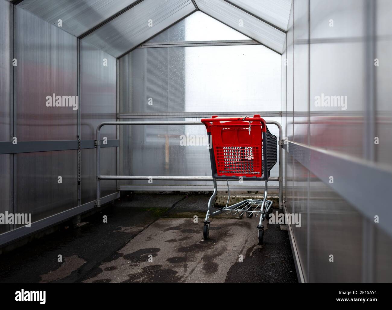 Letzter Roter Einkaufswagen Stockfoto