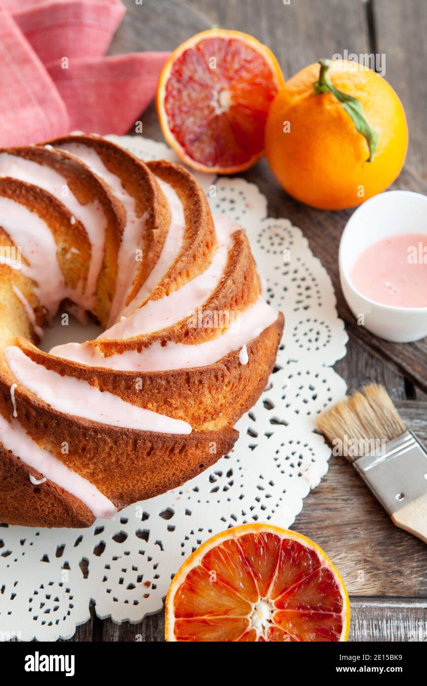 Leckere Bundt-Kuchen Mit Rosa Frosting Stockfoto