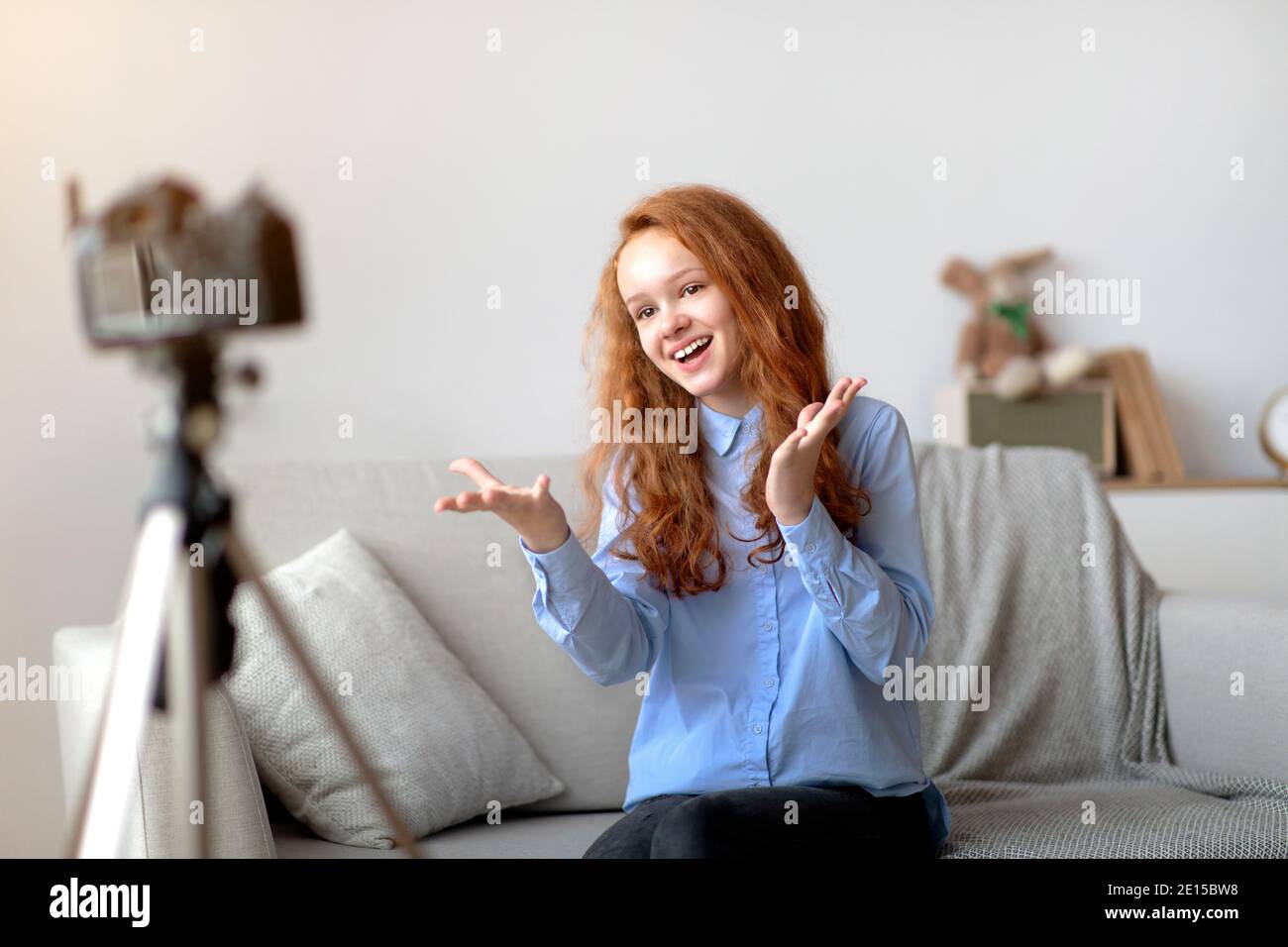 Rothaarige Teen Girl Aufnahme Ihres Blogs, Gespräch Mit Kamera Stockfoto