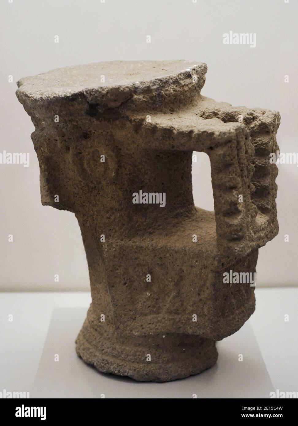 Möglicher Sitz mit Alligatorkopf-Optik. Greater Nicoya Region, Ometepe Periode, Cosa Rica. 1350-1550 N. CHR. Vulkanisches Gestein (38 x 32.5 cm). Museum of the Americas. Madrid, Spanien. Stockfoto