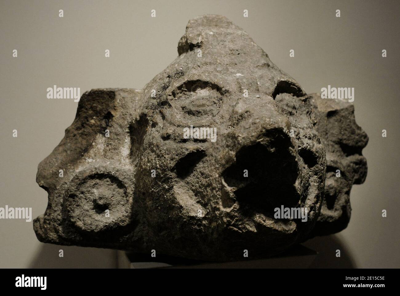 Kopf, der ein Maya-Gebäude im Puuc-Stil dekoriert hat. Späte klassische Periode (600-900 n. Chr.). Stein. Maya-Kultur. Uxmal, Yucatan, Mexiko. Museum of the Americas. Madrid, Spanien. Stockfoto