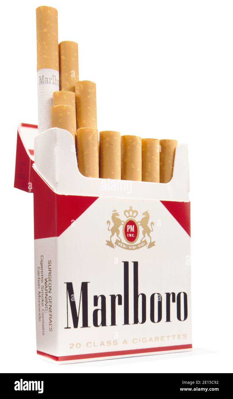 Geöffnete Packung Marlboro Zigaretten auf weißem Hintergrund fotografiert Stockfoto