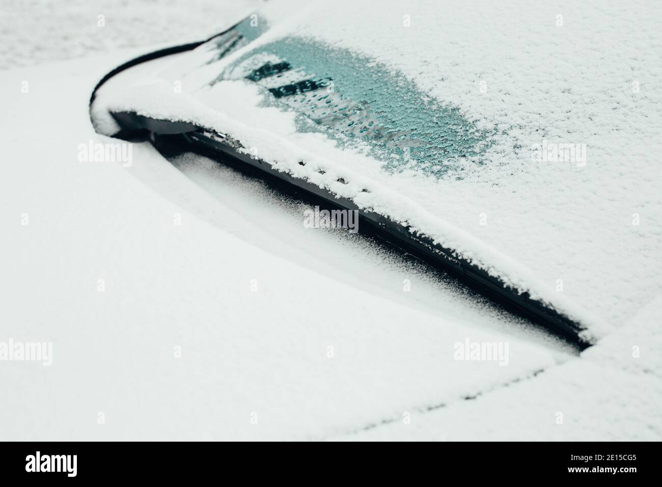Gefrorenes Wischerblatt an der Windschutzscheibe des Fahrzeugs - Wintermorgen Reinigung des Autos von Schnee und Eis Stockfoto