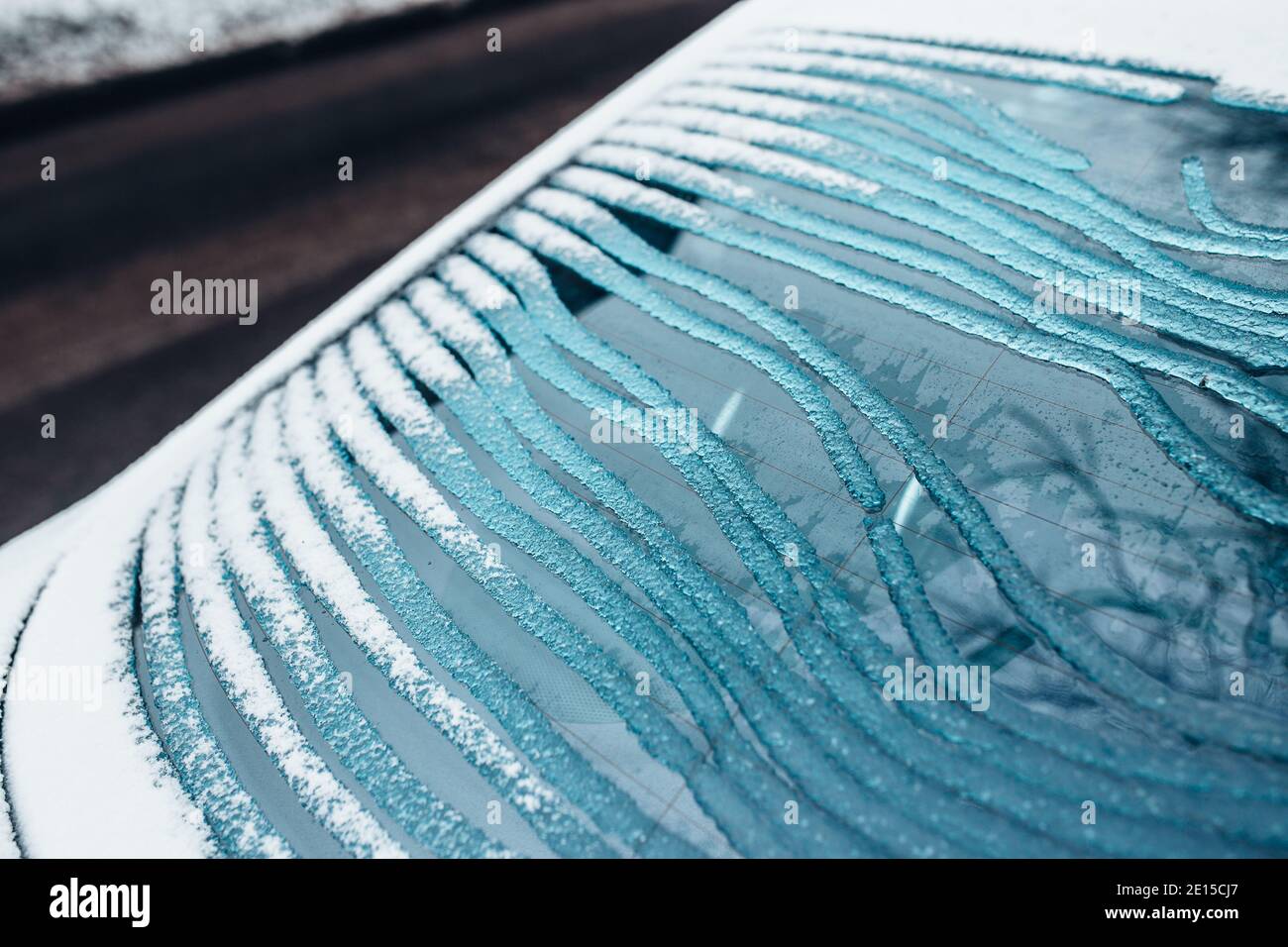Eis schmilzt auf der Heckscheibe des Fahrzeugs - Elektrische Fensterheizung  mit Kontaktstreifen Stockfotografie - Alamy
