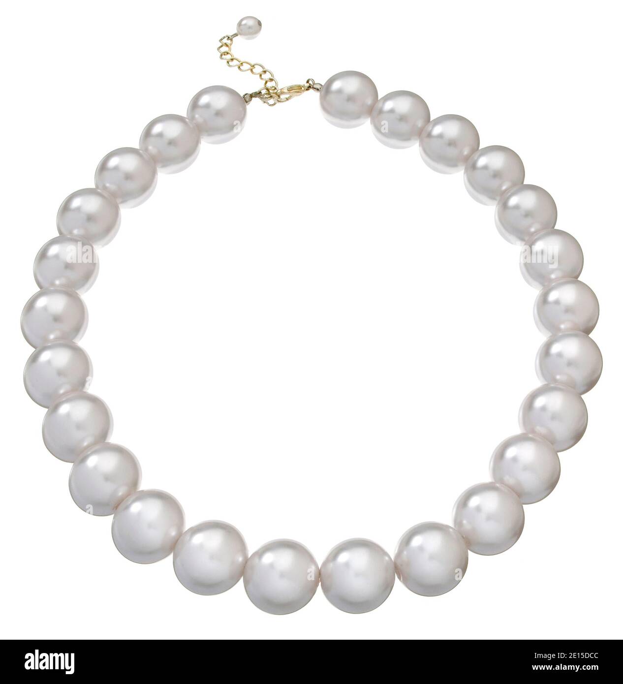 Einsträngige, weiße Perlenkette auf weißem Hintergrund fotografiert Stockfoto