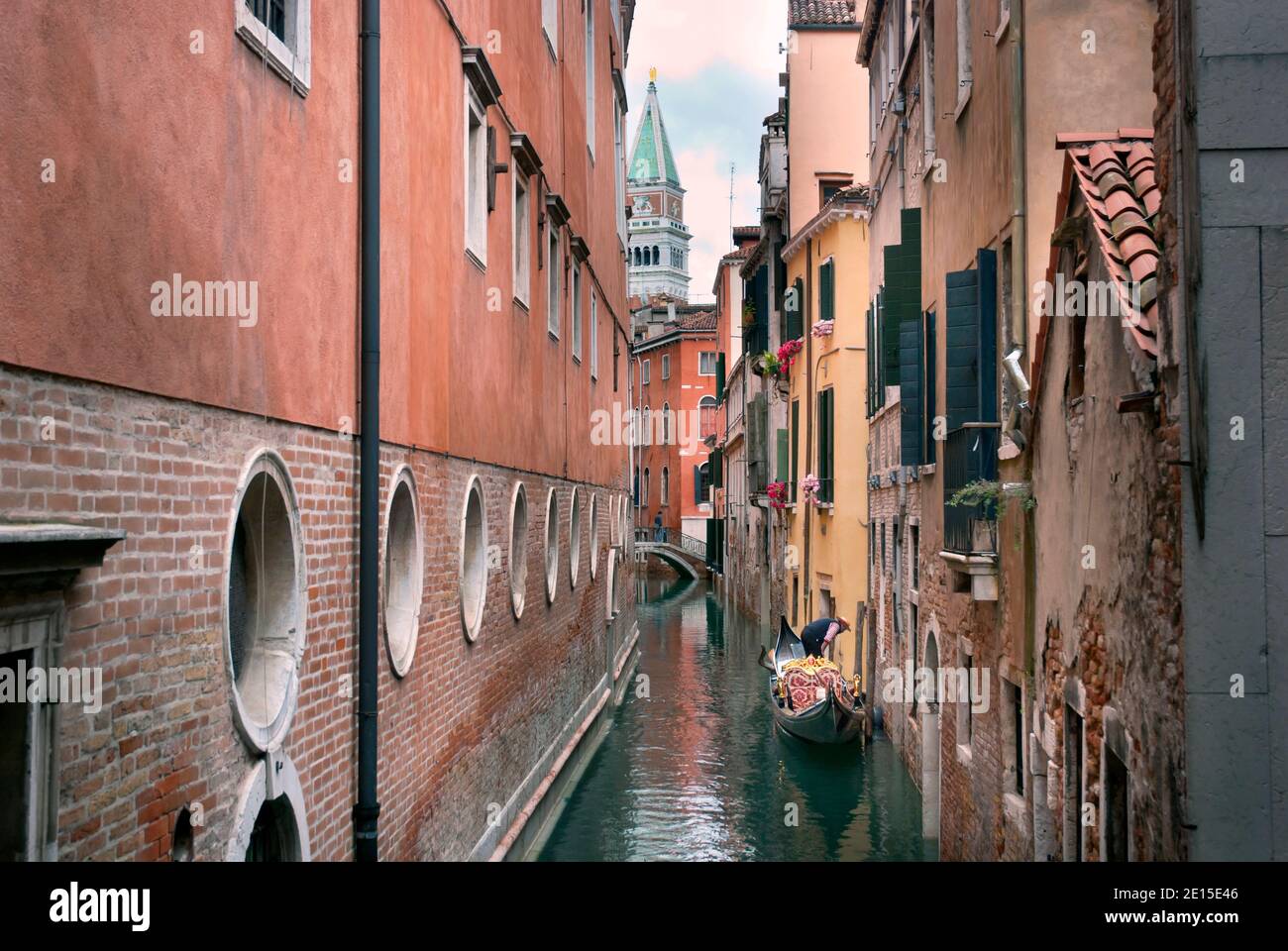 Gondel auf einem Kanal in Venedig Stockfoto