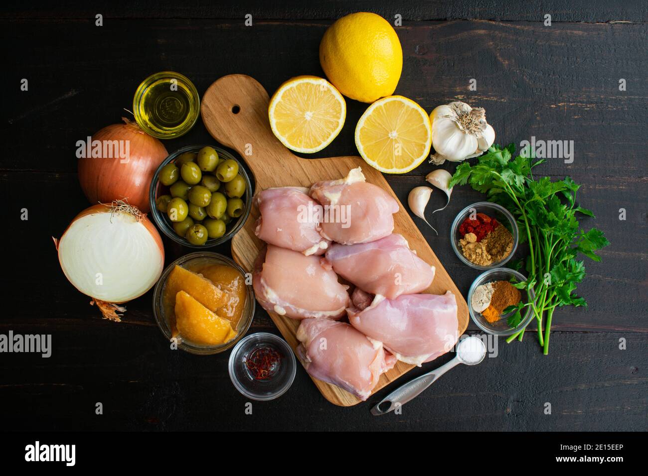 Marokkanische Zitrone Olive Chicken Zutaten: Chicken Oberschenkel, Oliven, Zitronen und andere rohe Zutaten Stockfoto