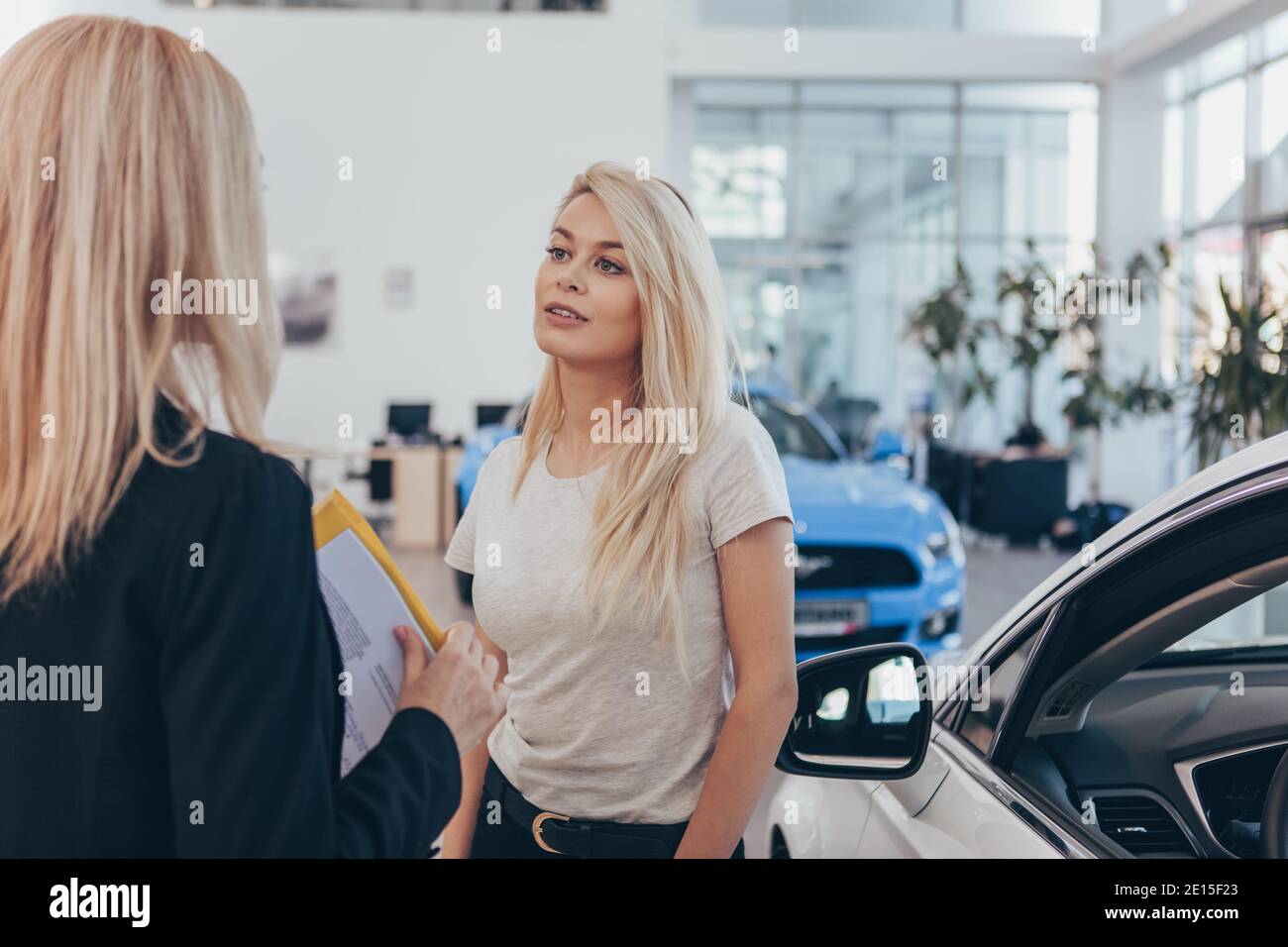 Arbeitgeber Kauft Auto Für Arbeitnehmer Auto Freundlich Stockfotos und -bilder Kaufen - Alamy