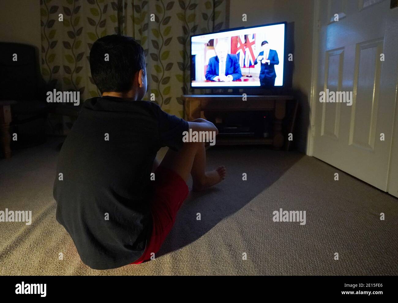 Ein Familienmitglied in Nottingham Frau beobachtet Premierminister Boris Johnson eine Fernsehansprache an die Nation von 10 Downing Street, London, die neue Notfallmaßnahmen zur Bekämpfung der Ausbreitung des Coronavirus in England. Stockfoto