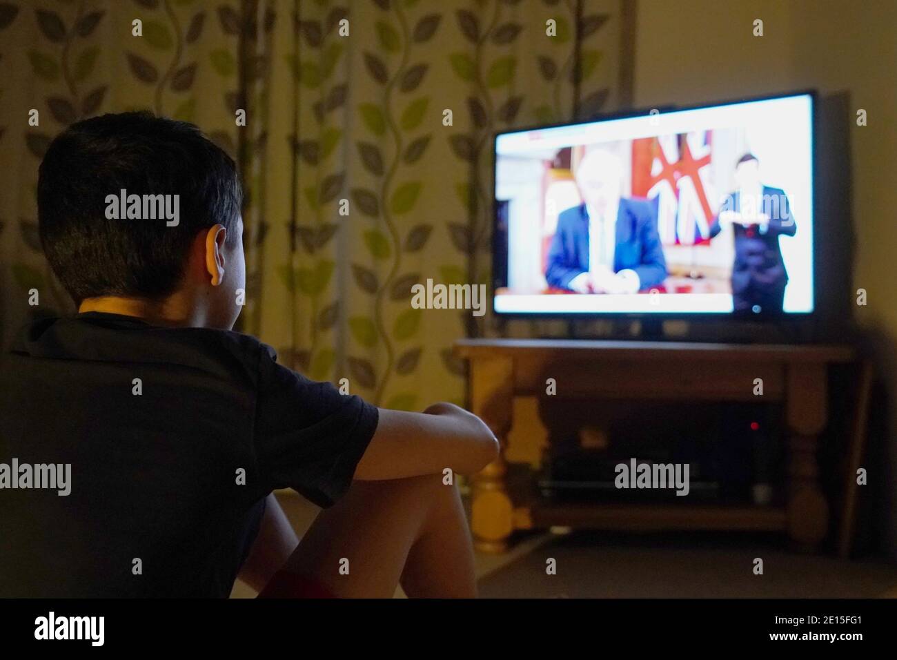 Ein Familienmitglied in Nottingham Frau beobachtet Premierminister Boris Johnson eine Fernsehansprache an die Nation von 10 Downing Street, London, die neue Notfallmaßnahmen zur Bekämpfung der Ausbreitung des Coronavirus in England. Stockfoto