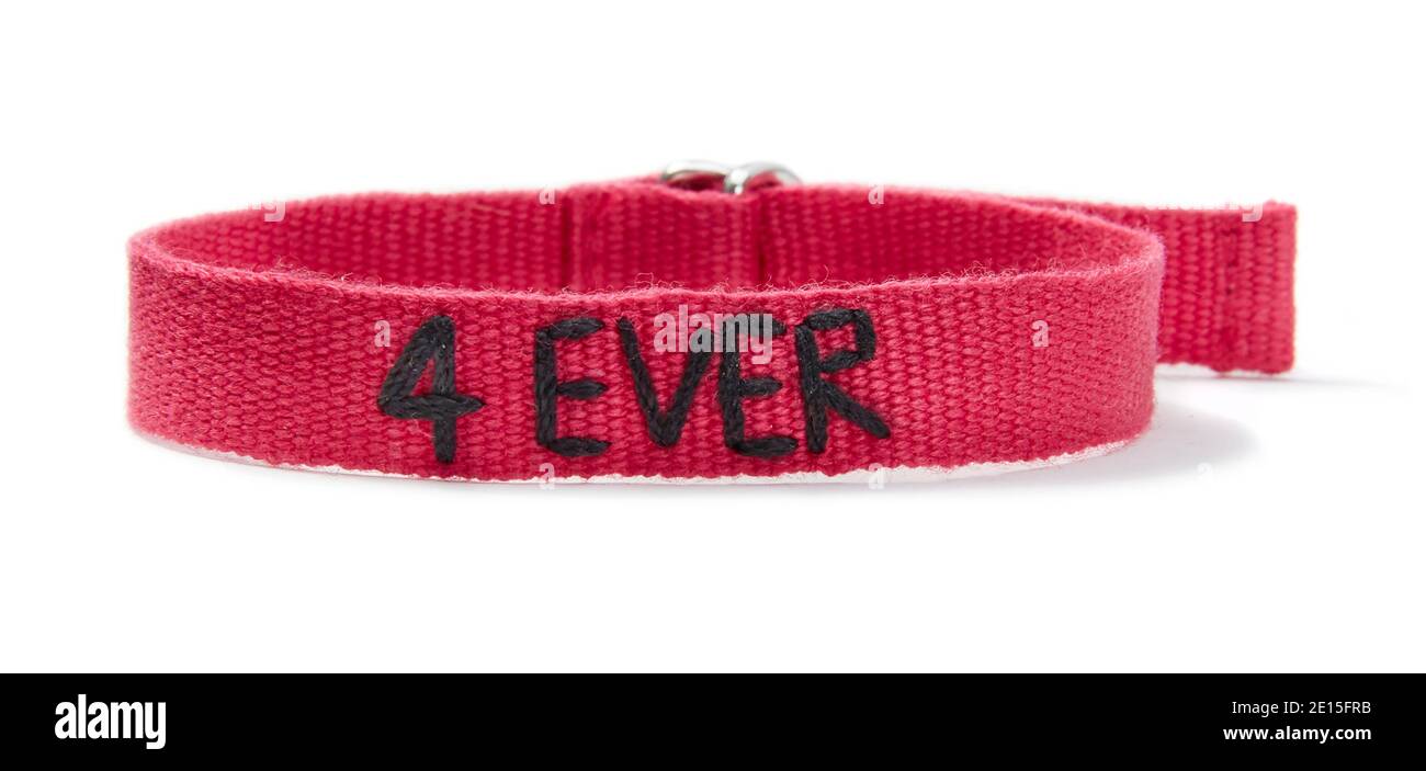 Stoffarmband mit Liebesphrase von ED von Ellen Fashion Linie von Ellen Degeneres auf weißem Hintergrund fotografiert Stockfoto