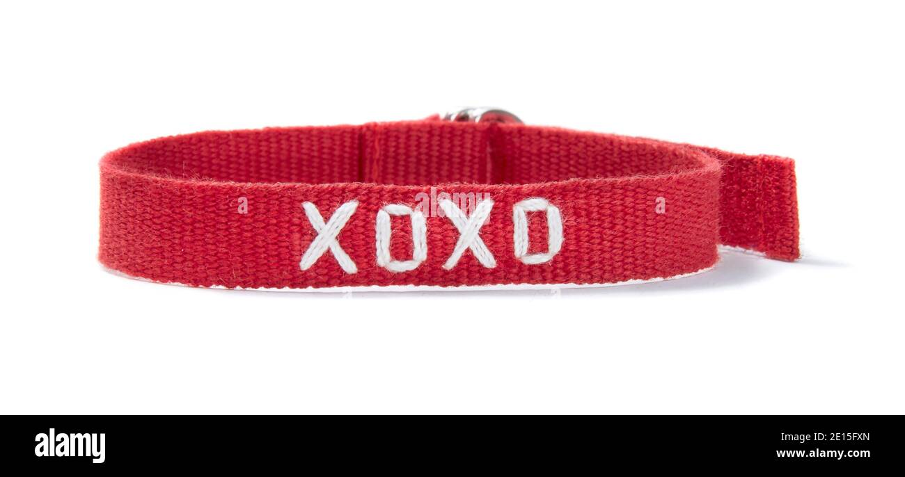 Stoffarmband mit Liebesphrase von ED von Ellen Fashion Linie von Ellen Degeneres auf weißem Hintergrund fotografiert Stockfoto