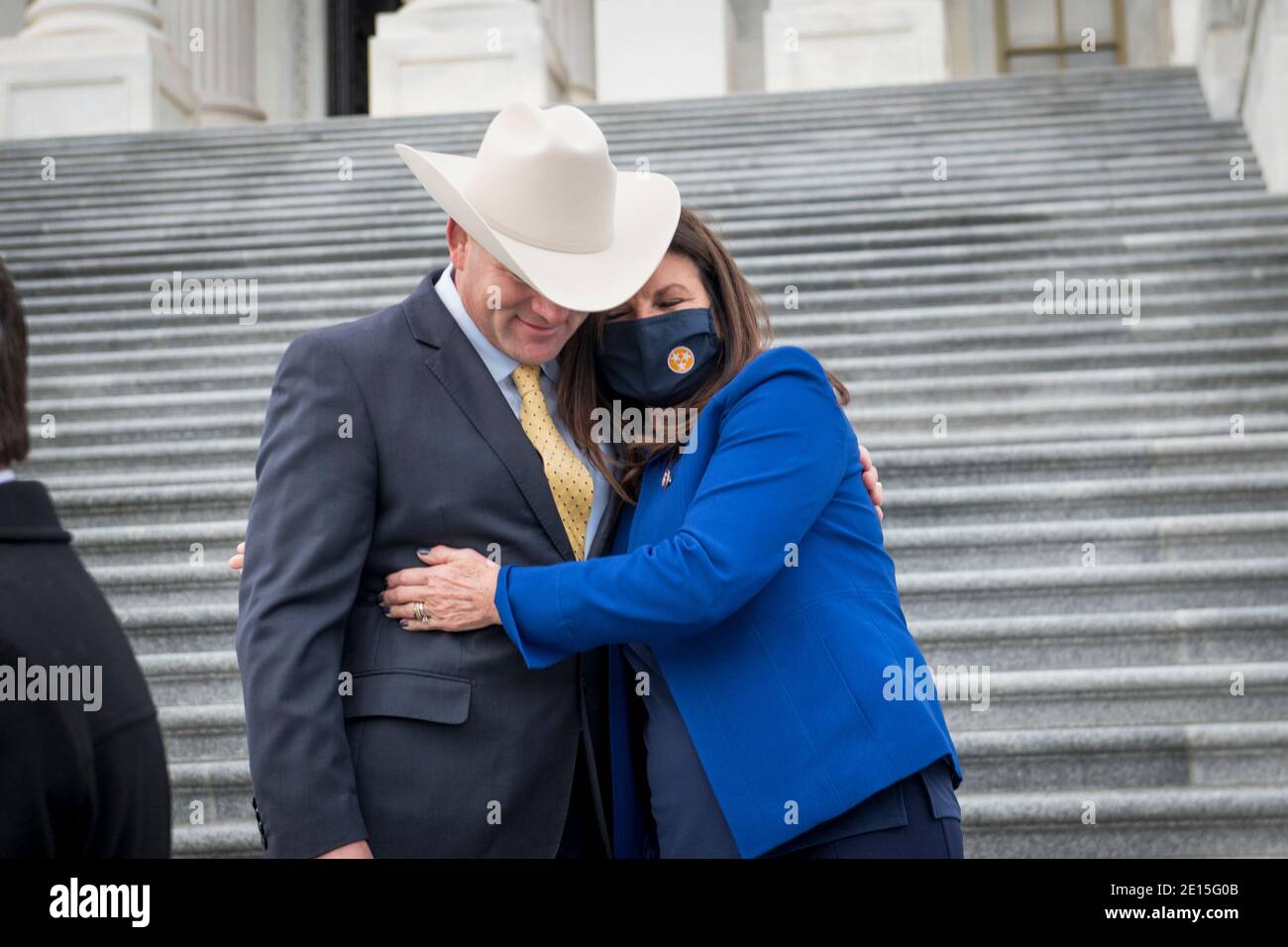 US-Repräsentantin Diana Harshbarger (Republikaner von Tennessee), rechts, umarmt US-Repräsentantin Troy Nehls (Republikaner von Texas), als sie sich anderen neuen GOP-Mitgliedern des Kongresses für ein Gruppenfoto auf den East Front Steps des US-Kapitols in Washington, DC, Montag, 4. Januar 2021, anschließen. Kredit: Rod Lampey/CNP Verwendung weltweit Stockfoto