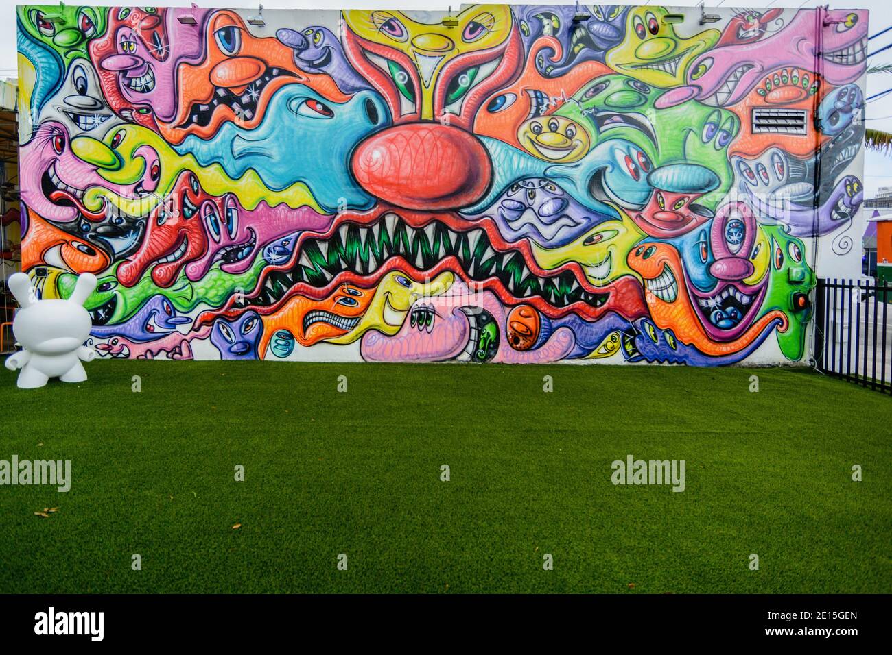 Großes abstraktes Street Art Wandgemälde mit Zeichentrickfiguren auf einer Außenwand Stockfoto
