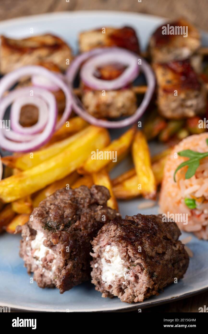 griechisches Bifteki-Fleisch mit pommes frites Stockfoto