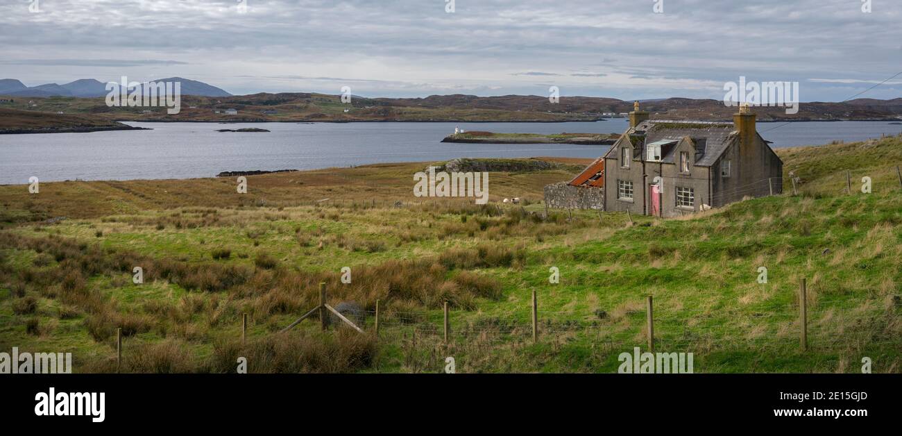 Isle of Lewis, Äußere Hebriden Schottland: Verlassene isolierte Haus mit rosa Tür Stockfoto