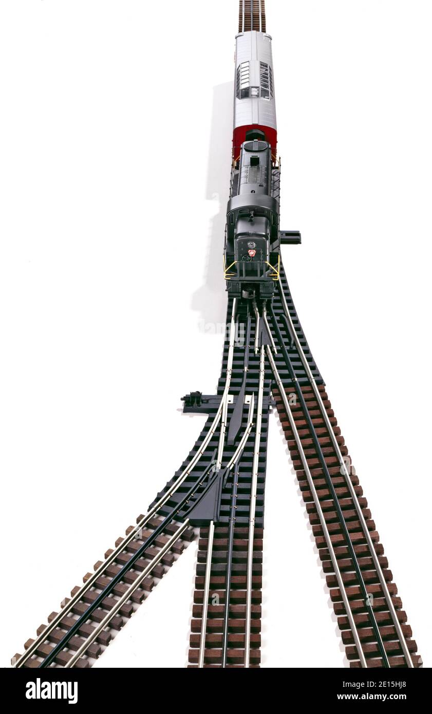 Geteilte Bahnstrecke auf weißem Hintergrund fotografiert Stockfoto