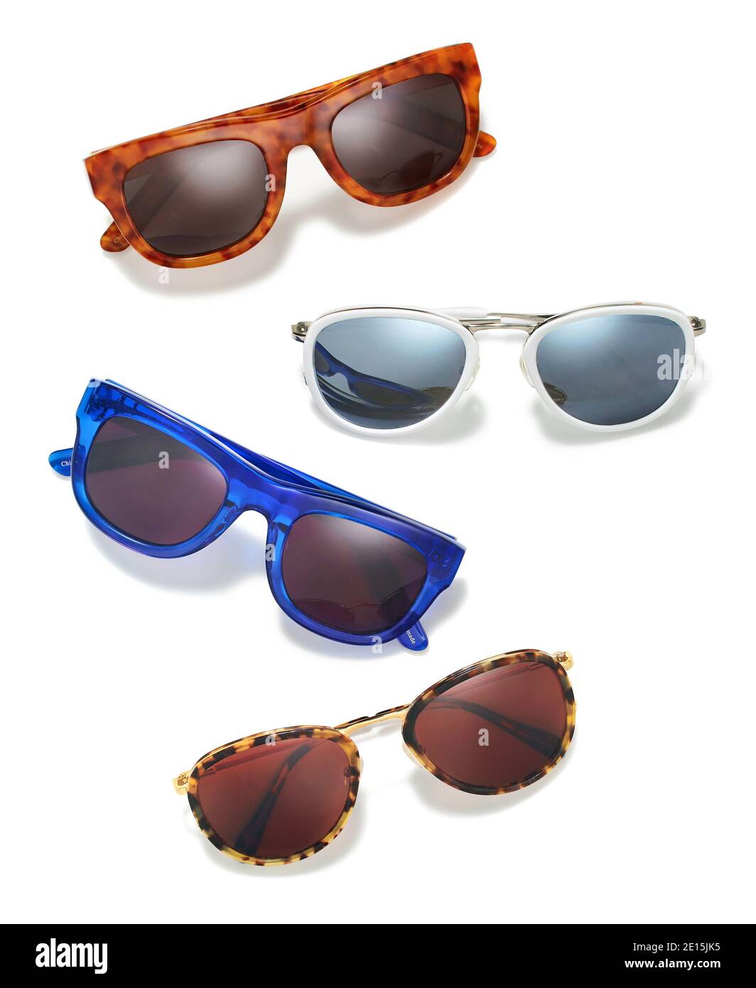 Vier Paar bunte Sonnenbrillen aus dem SOMMER 2014 C.Wonder Look Buch fotografiert auf weißem Hintergrund. Stockfoto