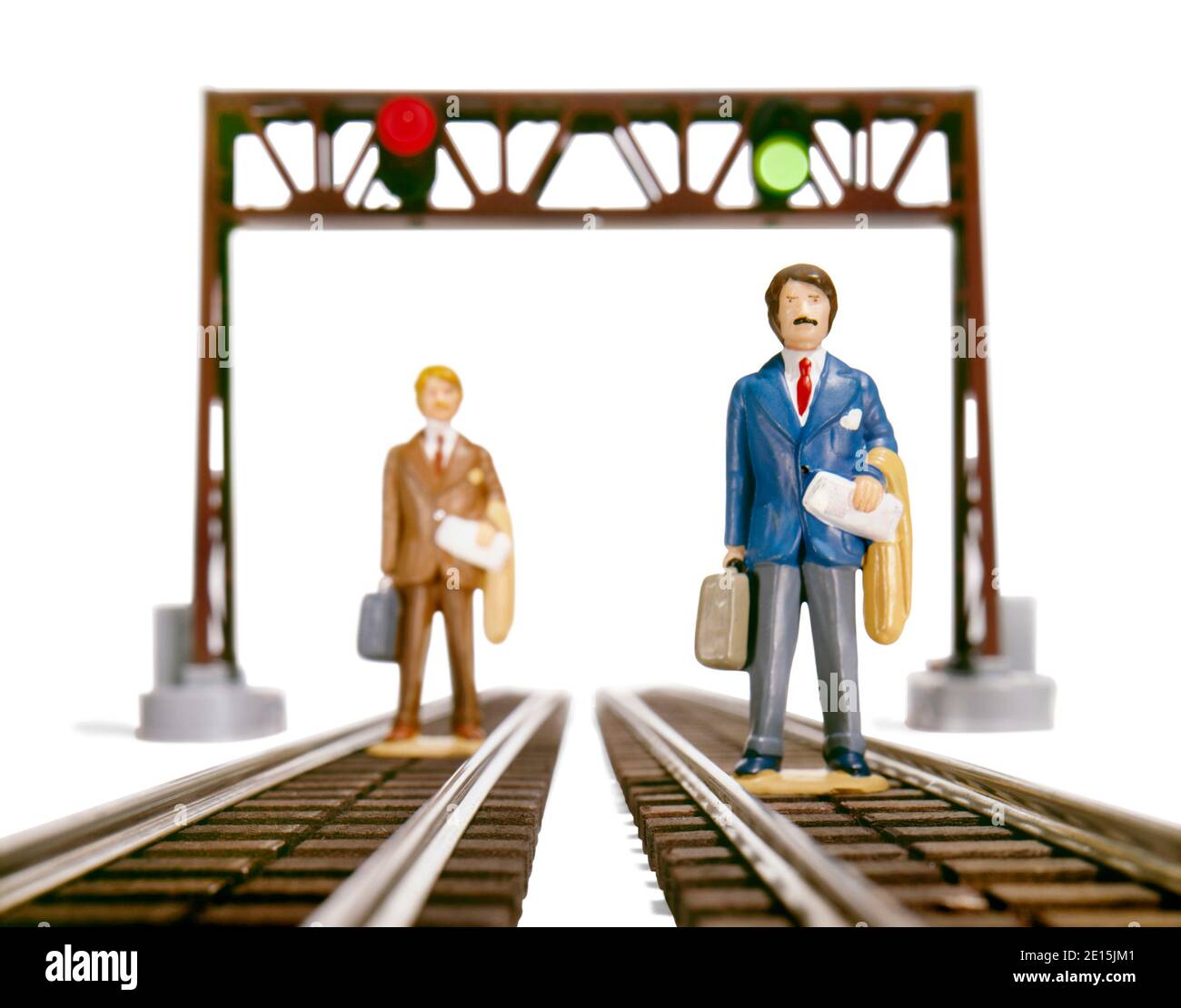 Spielzeug Männer Figuren auf Bahn-Schiene auf einem weißen fotografiert Hintergrund Stockfoto