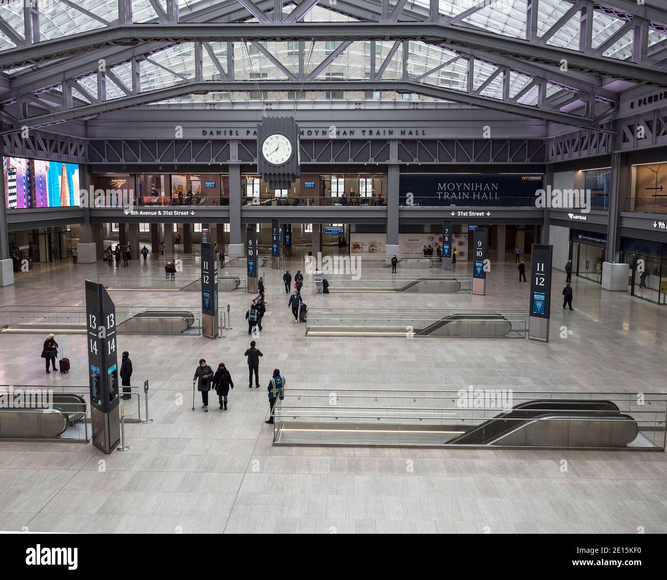 Manhattan, New York, USA. Januar 2021. Moynihan Train Hall des New York Penn Station in New York City. Die 255,000 Quadratmeter große Halle ist nach dem US-Senator Daniel Patrick Moynihan benannt, der das Projekt verfochten hat und 2003 starb und am Neujahrstag offiziell eröffnet wurde. Die Halle wurde im James A. Farley Building gebaut, dem ehemaligen Sitz des Central Post Office. Die ursprüngliche Penn Station wurde 1963 abgerissen. Kredit: Debra L. Rothenberg/ZUMA Wire/Alamy Live Nachrichten Stockfoto