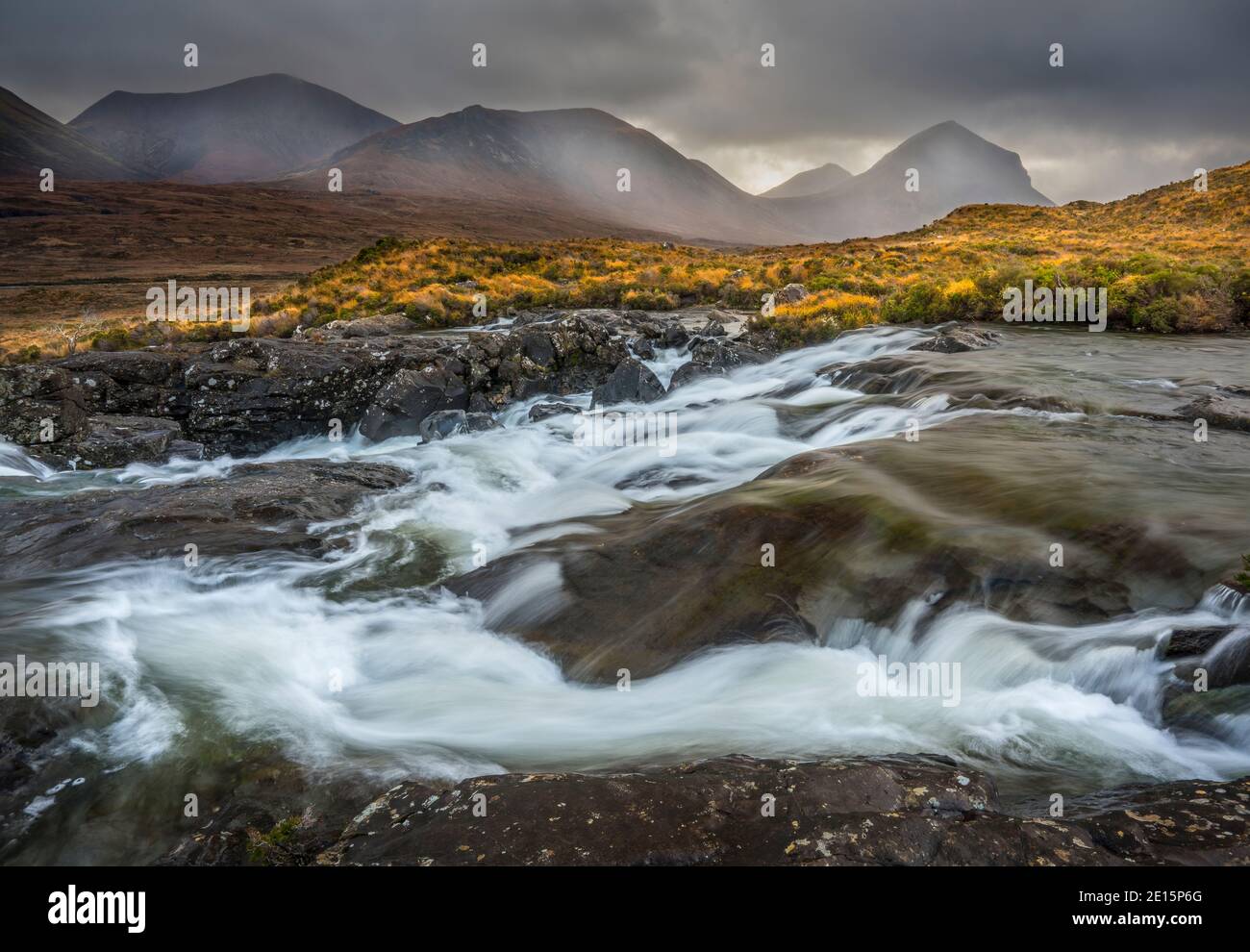 Isle of Skye, Schottland: Rauschende Gewässer des Flusses Sligachan, Black Cuillin Mountains im Hintergrund Stockfoto