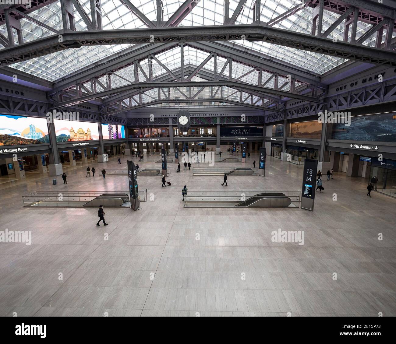 Manhattan, New York, USA. Januar 2021. Moynihan Train Hall des New York Penn Station in New York City. Die 255,000 Quadratmeter große Halle ist nach dem US-Senator Daniel Patrick Moynihan benannt, der das Projekt verfochten hat und 2003 starb und am Neujahrstag offiziell eröffnet wurde. Die Halle wurde im James A. Farley Building gebaut, dem ehemaligen Sitz des Central Post Office. Die ursprüngliche Penn Station wurde 1963 abgerissen. Kredit: Debra L. Rothenberg/ZUMA Wire/Alamy Live Nachrichten Stockfoto