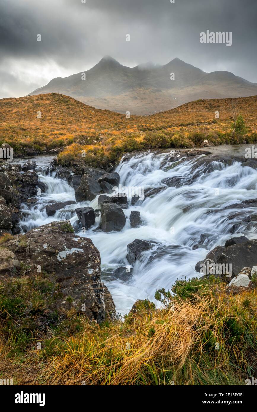Isle of Skye, Schottland: Rauschende Gewässer des Flusses Sligachan, Black Cuillin Mountains im Hintergrund Stockfoto