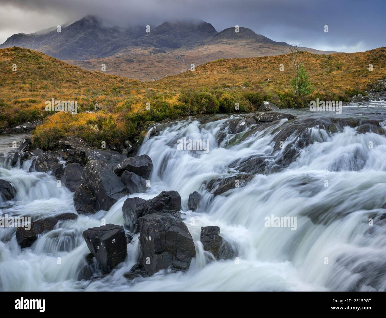 Isle of Skye, Schottland: Rauschende Gewässer des Flusses Sligachan, Black Cuillin Mountains im Hintergrund Stockfoto