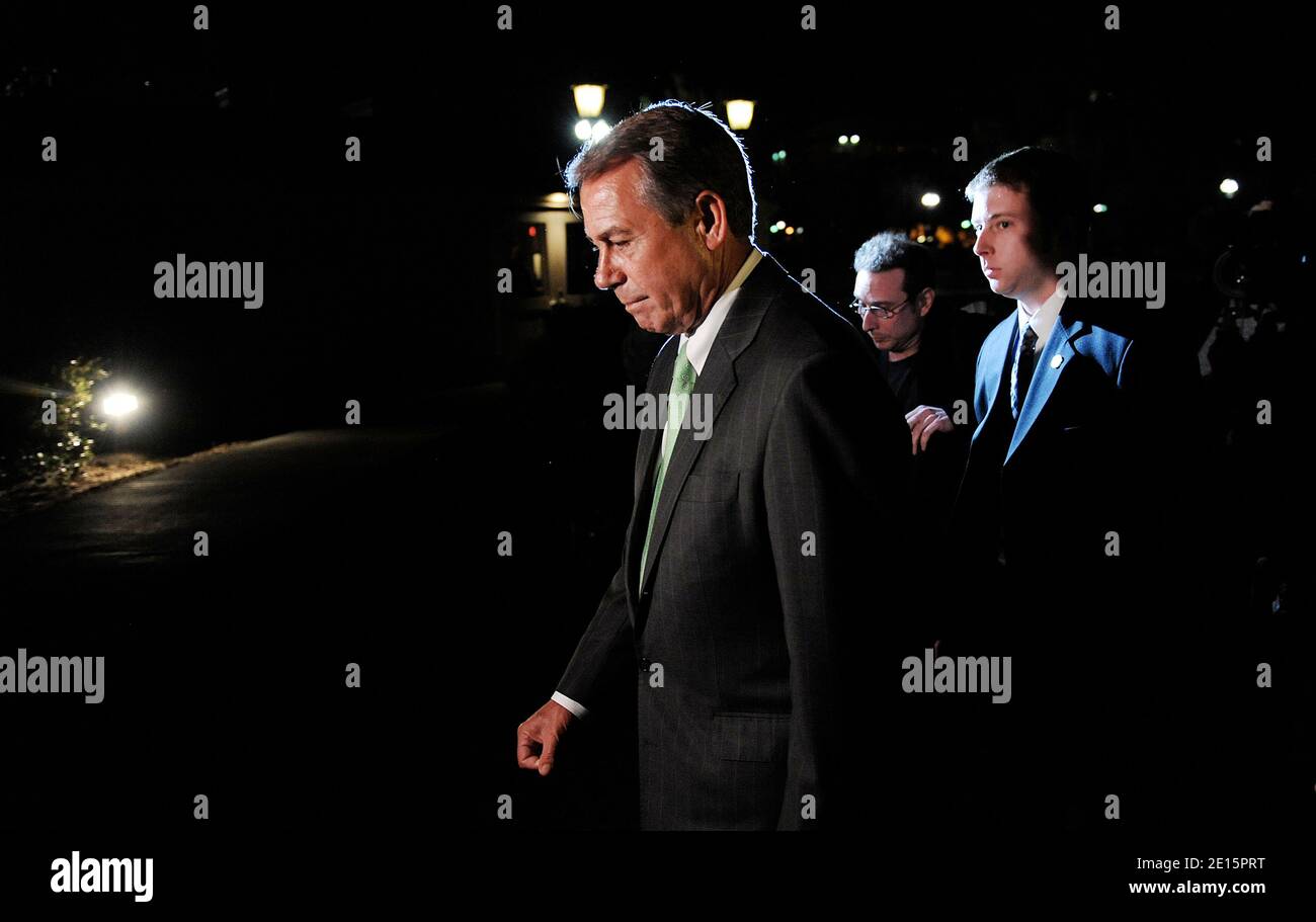 Sprecher John Boehner verlässt das Weiße Haus nach einem Treffen mit Präsident Barack Obama am 6. April 2011 in Washington, DC. Präsident Obama lud den Sprecher John Boehner und den Mehrheitsführer des Senats, Harry Reid, zu einer späten Sitzung am Mittwochabend ein, um laufende Verhandlungen über eine Finanzierungsrechnung zu diskutieren, die uns durch das Ende des Haushaltsjahres bringen soll. Foto von Olivier Douliery/ABACAPRESS.COM Stockfoto