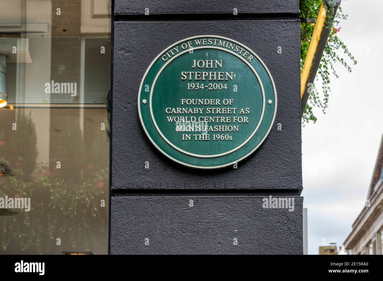 Eine grüne Plakette in der Carnaby Street erinnert an John Stephen. Stockfoto