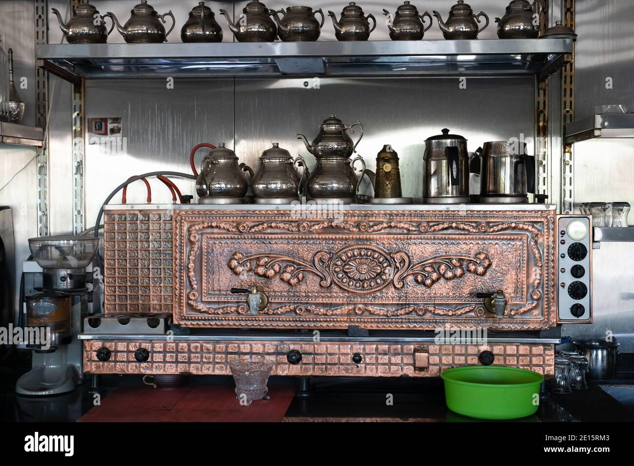Türkische Kupferteetöpfe in einem türkischen Teehaus/Laden Stockfoto