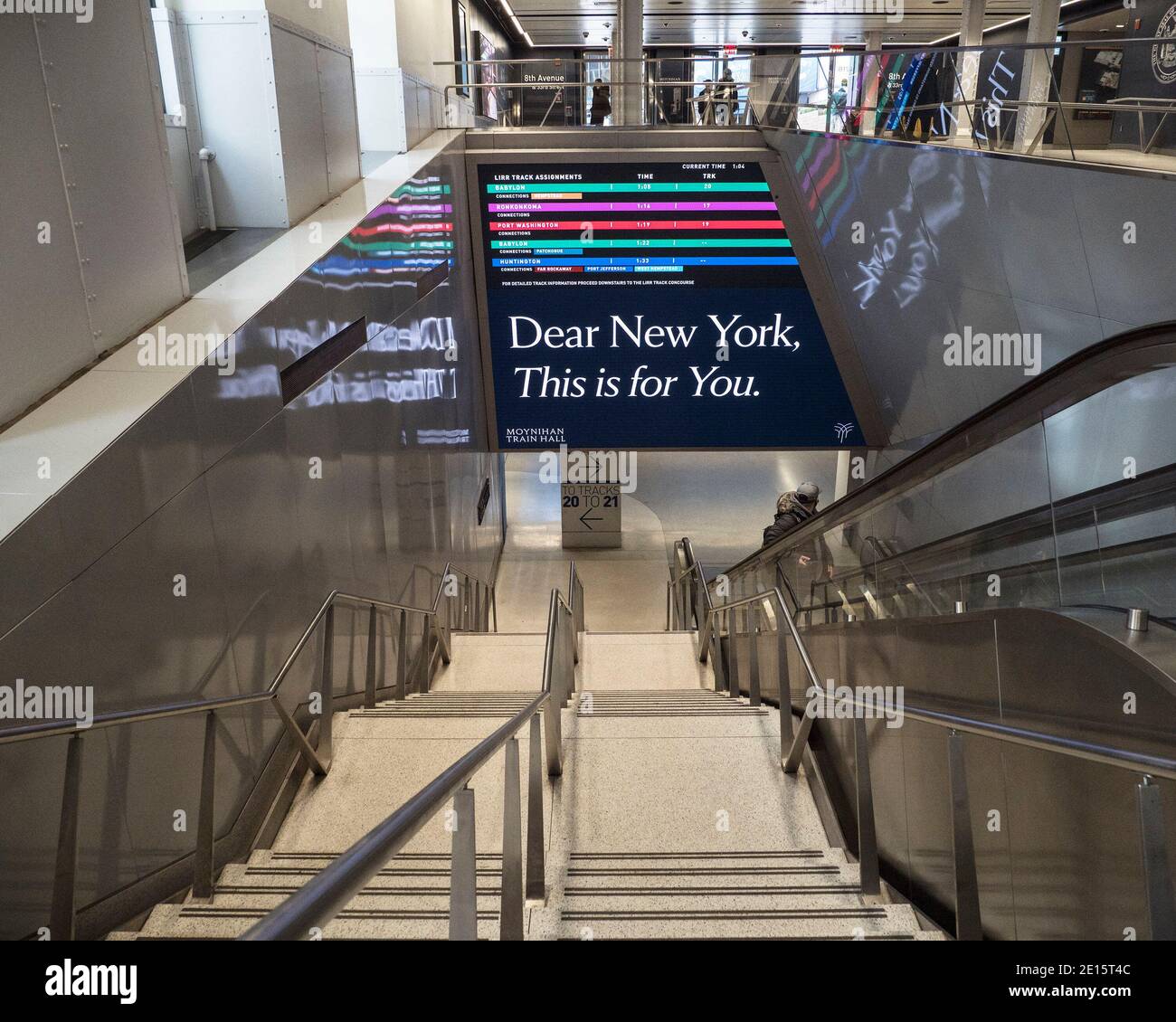 Manhattan, New York, USA. Januar 2021. Moynihan Train Hall des New York Penn Station in New York City. Die 255,000 Quadratmeter große Halle ist nach dem US-Senator Daniel Patrick Moynihan benannt, der das Projekt verfochten hat und 2003 starb und am Neujahrstag offiziell eröffnet wurde. Die Halle wurde im James A. Farley Building gebaut, dem ehemaligen Sitz des Central Post Office. Die ursprüngliche Penn Station wurde 1963 abgerissen. Kredit: Debra L. Rothenberg/ZUMA Wire/Alamy Live Nachrichten Stockfoto