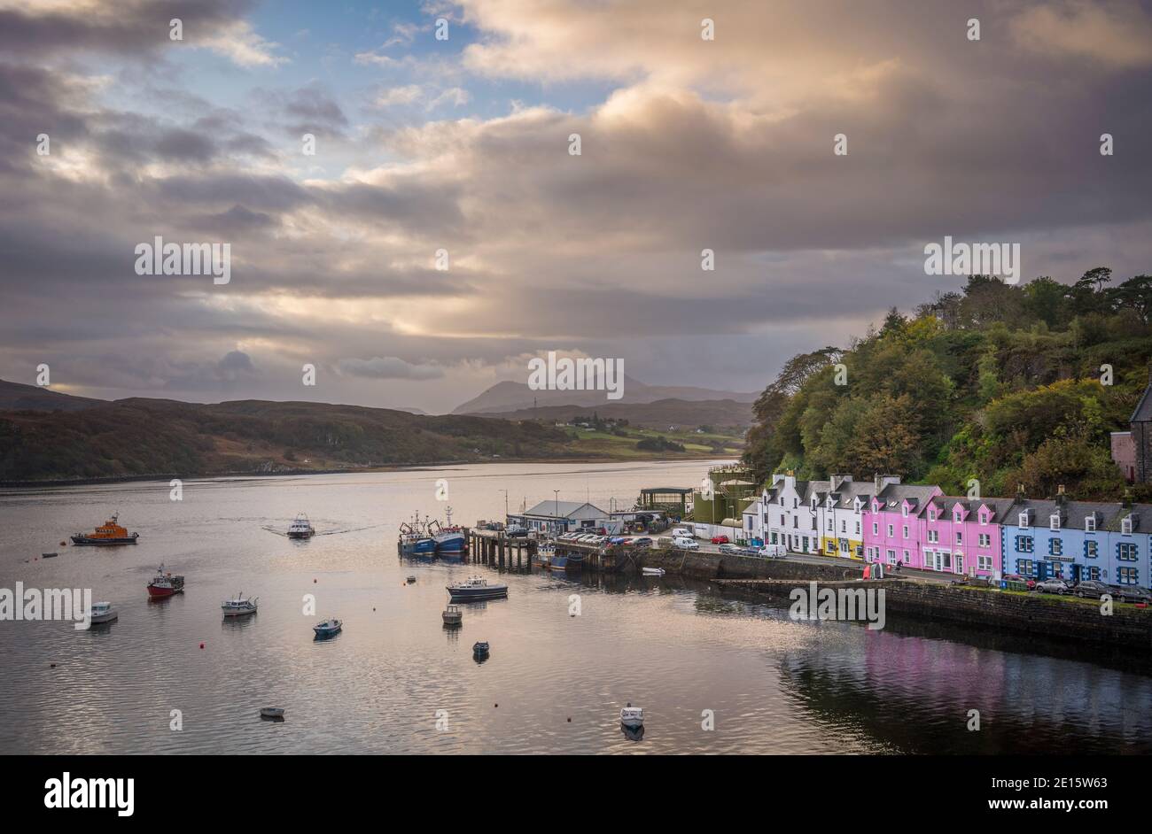 Portree, Isle of Skye, Schottland: Portree Wasserfront und Hafen in der Dämmerung Stockfoto