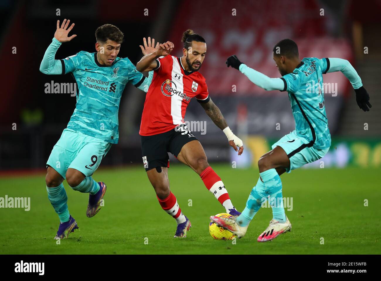 Southampton's Theo Walcott (Mitte) kämpft mit Liverpools Roberto Firmino (links) und Georginio Wijnaldum während des Premier League-Spiels im St Mary's Stadium, Southampton. Stockfoto