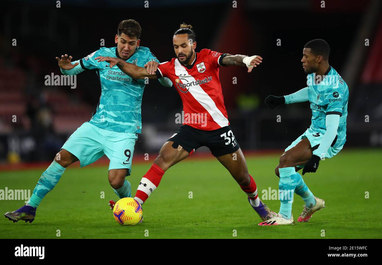Southampton's Theo Walcott (Mitte) kämpft mit Liverpools Roberto Firmino (links) und Georginio Wijnaldum während des Premier League-Spiels im St Mary's Stadium, Southampton. Stockfoto