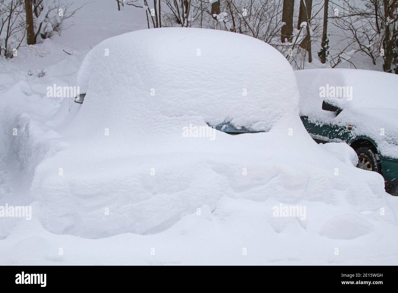 https://c8.alamy.com/compde/2e15wgh/desaster-winter-2019-geparktes-auto-versteckt-unter-dichtem-schnee-abdeckung-2e15wgh.jpg