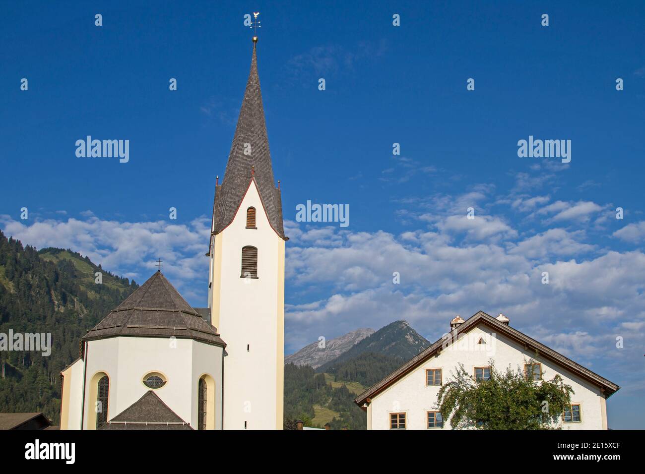Die Pfarrkirche Von Bichlbach Ist Dem Hl.Laurentius Geweiht Und Wurde Im Barockstil Erbaut Stockfoto
