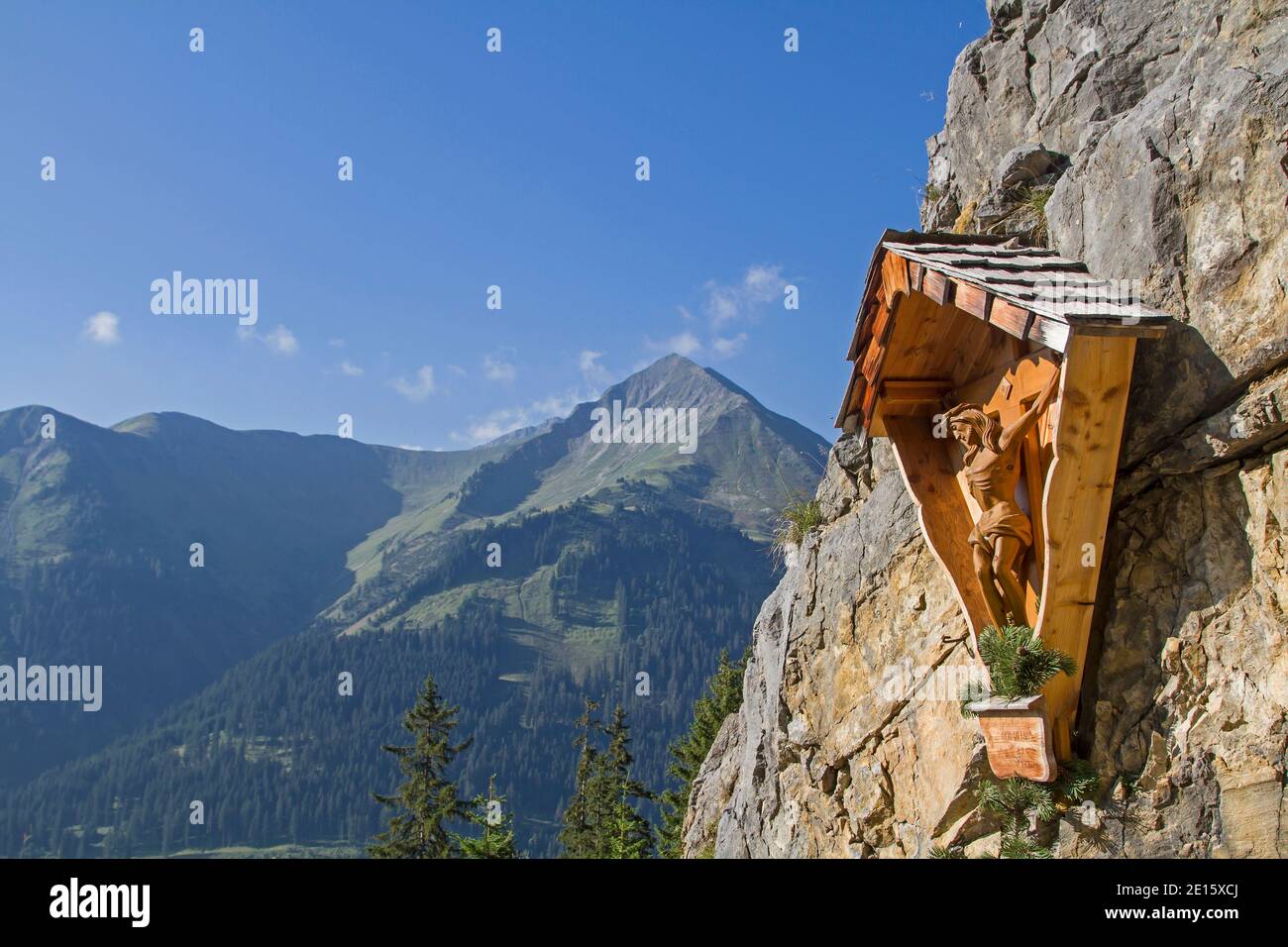 Holzkreuzzeichen am Eingang zur Bichlbacher Alm, EINE beliebte Mountainbike-Tour in der Zugspitzarena Stockfoto