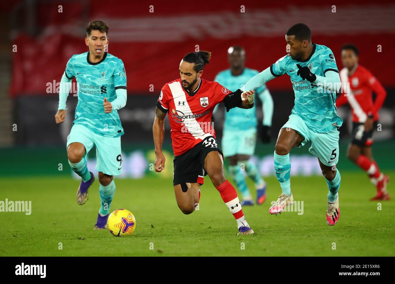 Southampton's Theo Walcott (Mitte) kämpft mit Liverpools Roberto Firmino (links) und Georginio Wijnaldum während des Premier League-Spiels im St Mary's Stadium, Southampton. Stockfoto
