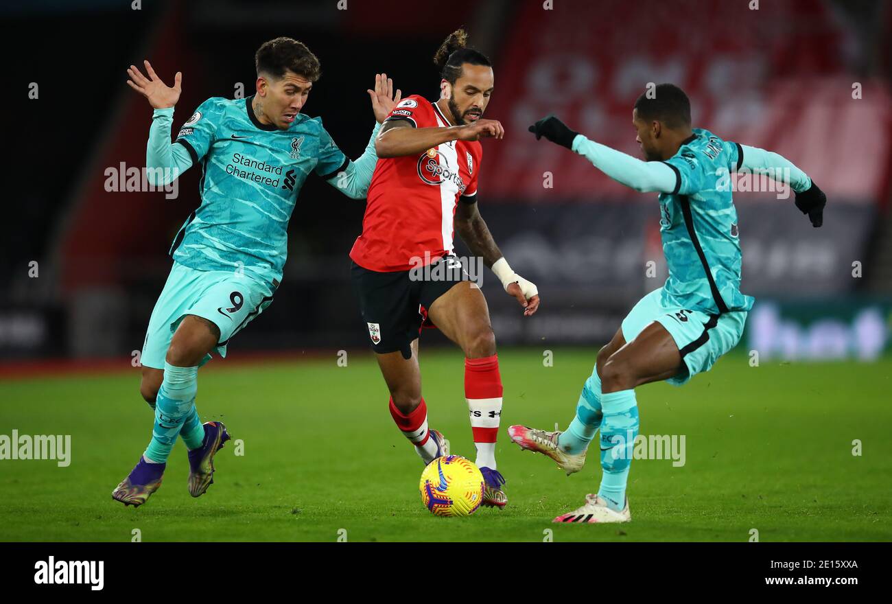 Southampton's Theo Walcott (Mitte) kämpft mit Liverpools Roberto Firmino (links) und Georginio Wijnaldum während des Premier League-Spiels im St Mary's Stadium, Southampton. Stockfoto