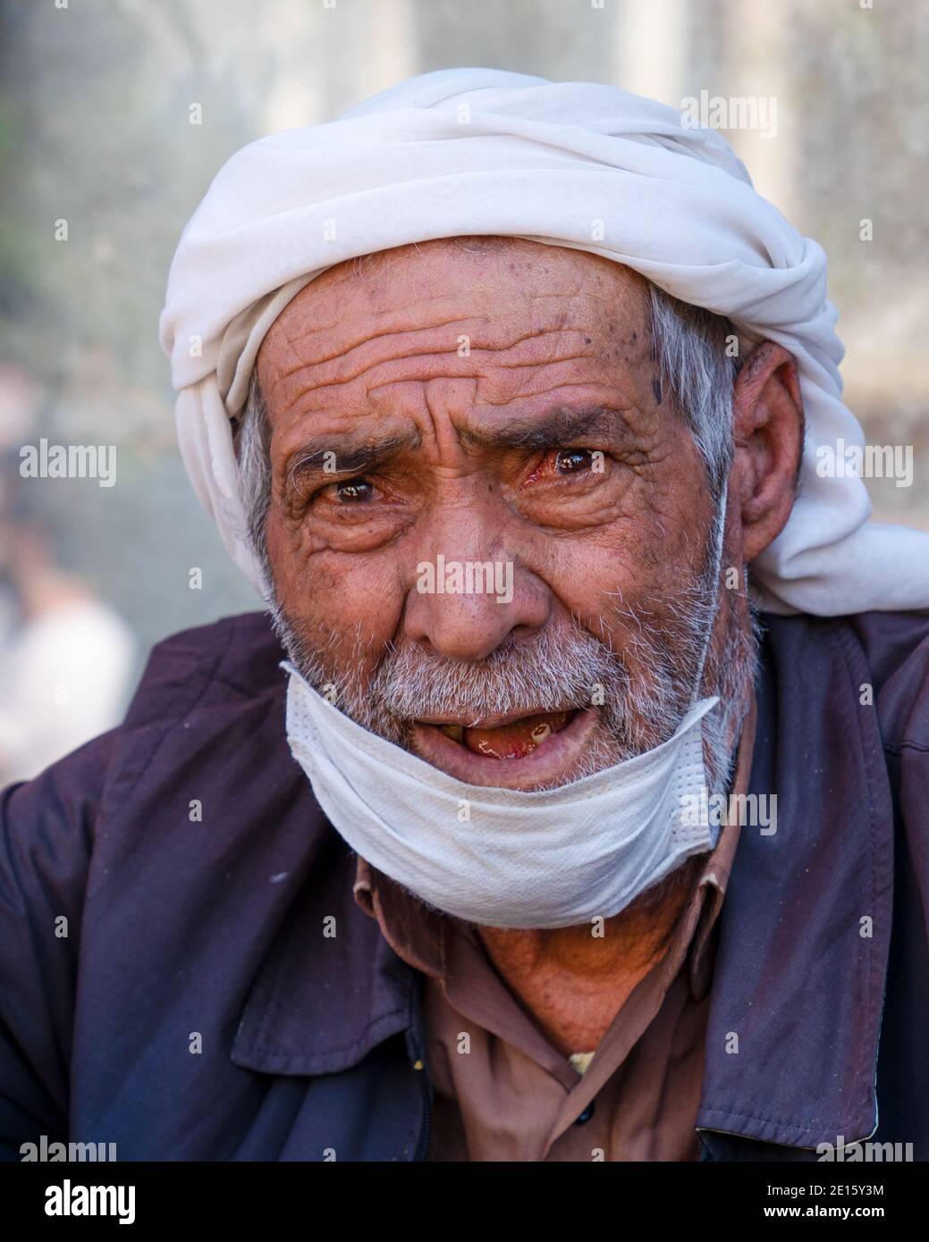 Sanli Urfa, Türkei: September 12 2020: Alter Mann mit weißem Turban auf dem Kopf und Maske im Kinn. Stockfoto