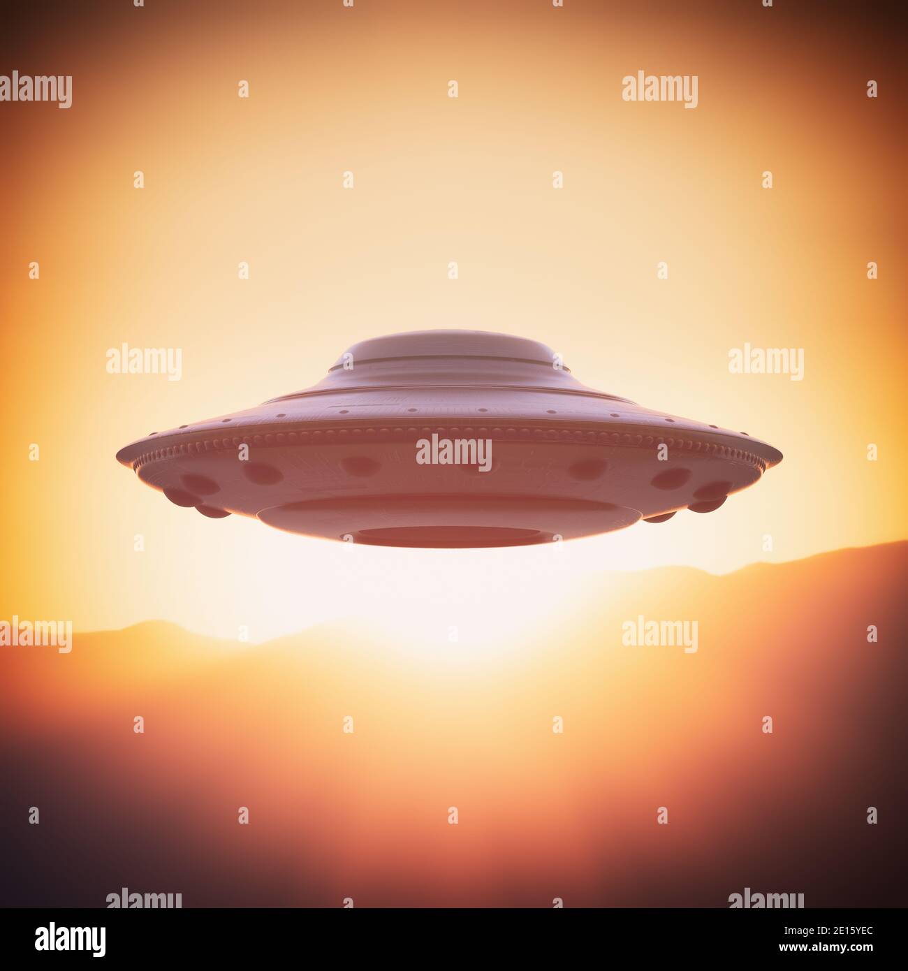 Nicht identifiziertes fliegendes Objekt, UFO. Alien Raumschiff gravitieren in den Himmel mit der Sonne hinter. 3D-Illustration, Ufologie-Konzept. Beschneidungspfad enthalten. Stockfoto