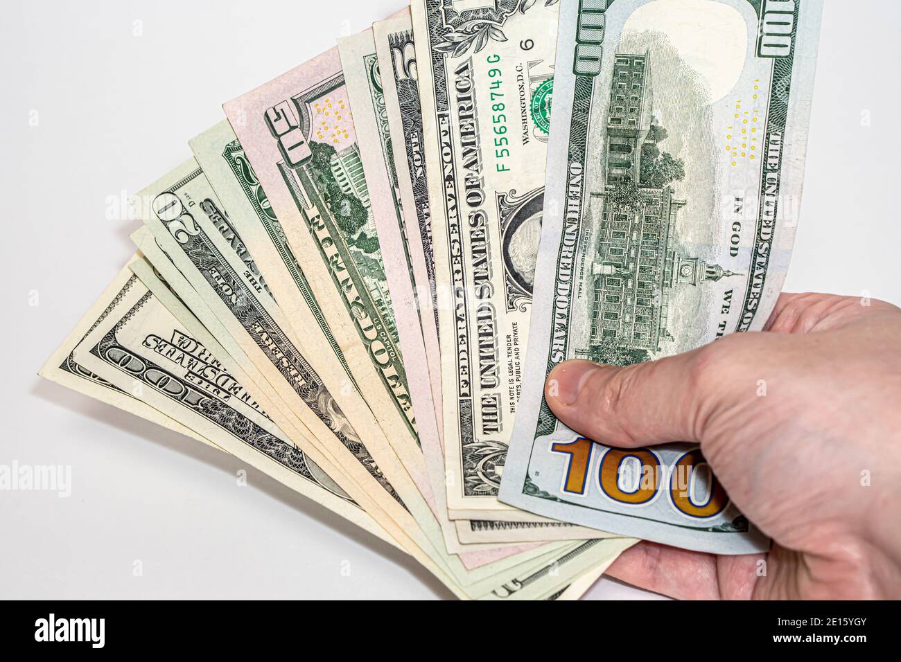 US-Dollar in der Hand auf weißem Hintergrund, us-Dollar Stockfoto