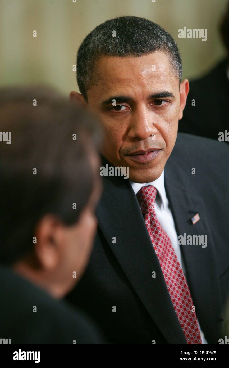 Präsident Barack Obama trifft sich am 14. April 2011 mit Amir Hamad bin Khalifa al-Thani aus Katar im Oval Office des Weißen Hauses in Washington, DC, USA. Foto von Gary Fabiano/Pool/ABACAPRESS.COM Stockfoto