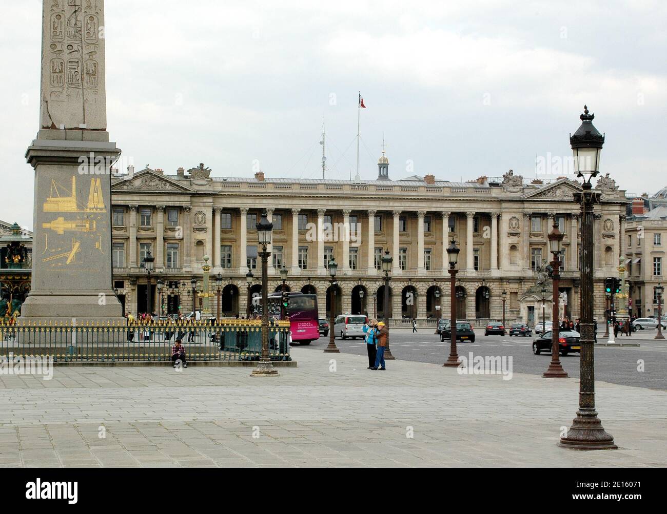 Illustration des Place de la Concorde mit Statuen und Brunnen, des Obelisken und des französischen Marineministeriums in Paris, Frankreich, am 15. April 2011. Der Platz wurde 1755 von Ange-Jacques Gabriel als ein mit Graben umsäumtes Achteck zwischen den Champs-Elysees im Westen und den Tuilerien im Osten entworfen. Am nördlichen Ende wurden zwei prächtige, identische Steingebäude errichtet. Getrennt durch die Rue Royale, gehören diese Strukturen zu den besten Beispielen für Louis XV Stil Architektur. Ursprünglich diente das östliche Gebäude als das französische Marineministerium. Das westliche Gebäude wurde zum opulenten h Stockfoto
