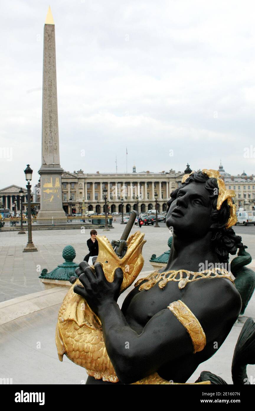 Illustration des Place de la Concorde mit Statuen und Brunnen, des Obelisken und des französischen Marineministeriums in Paris, Frankreich, am 15. April 2011. Der Platz wurde 1755 von Ange-Jacques Gabriel als ein mit Graben umsäumtes Achteck zwischen den Champs-Elysees im Westen und den Tuilerien im Osten entworfen. Am nördlichen Ende wurden zwei prächtige, identische Steingebäude errichtet. Getrennt durch die Rue Royale, gehören diese Strukturen zu den besten Beispielen für Louis XV Stil Architektur. Ursprünglich diente das östliche Gebäude als das französische Marineministerium. Das westliche Gebäude wurde zum opulenten h Stockfoto