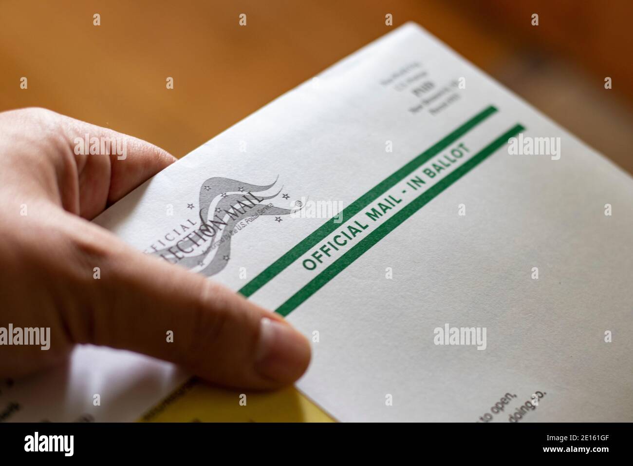 Hand mit offiziellem Briefwahlzettel für US-Parlamentswahlen Stockfoto
