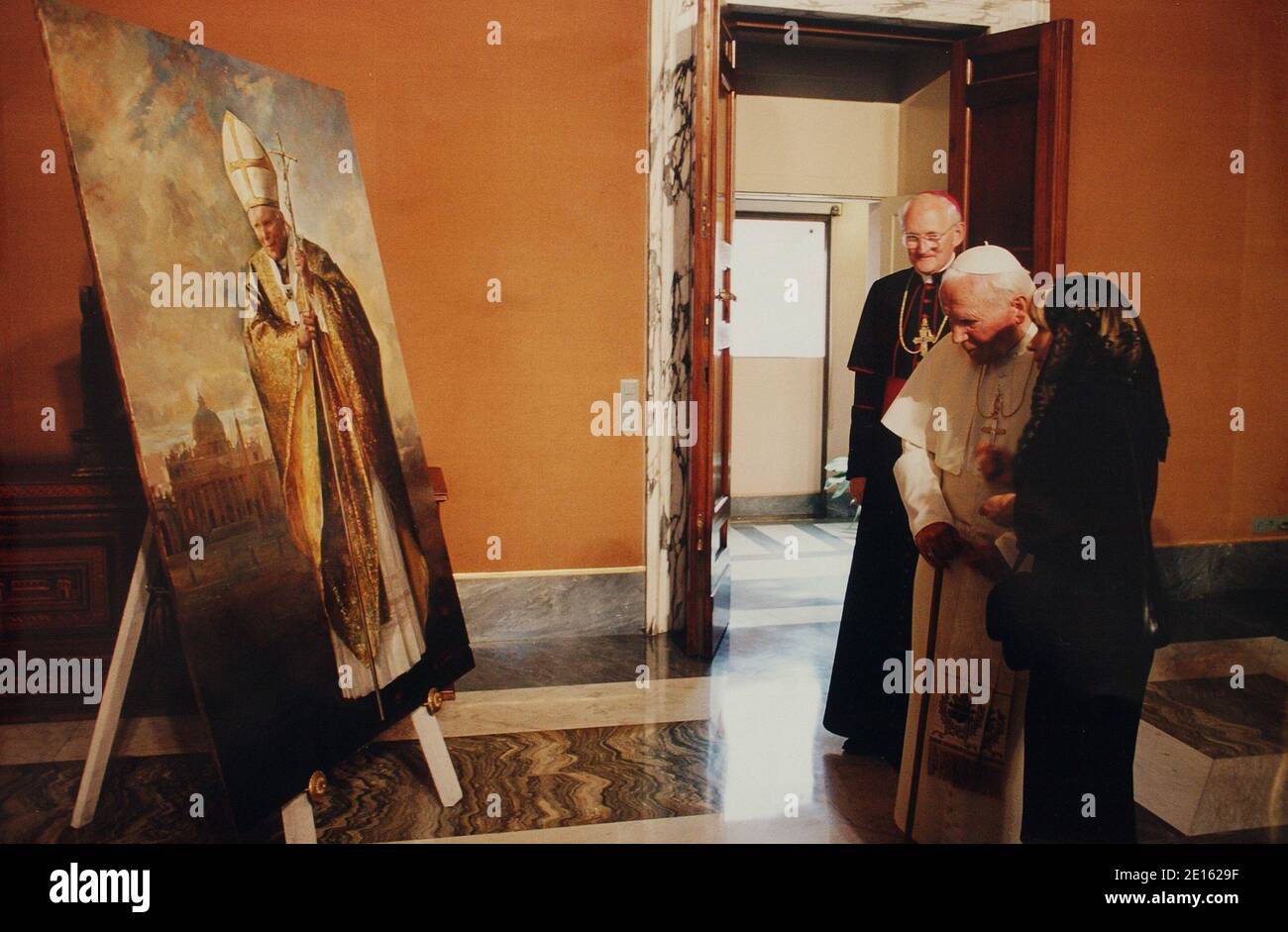 Einige Tage vor dem Papstjubiläum präsentiert Natalia Tsarkova am 8,2000. Mai ihr offizielles Porträt an Johannes Paul II. Diese attraktive junge orthodoxe Russin war der offizielle Maler von Johannes Paul II.. Johannes Paul II. Hat bei ihr einen tiefen Eindruck hinterlassen, wie er es bei so vielen gemacht hat. "Der Heilige Vater hat Wunder getan", sagte Zarkova. "Er hat Kriege gestoppt. Er änderte die Geschichte. "Für mich ist seine Seligsprechung so natürlich. Ich bin sehr glücklich." "Der Maler des Papstes zu sein, ist eine große Verantwortung, man muss viele Dinge fühlen. Vor allem muss man den Glauben spüren. Um wirklich die eigene Spiritualität zu vermitteln, müssen Sie die pe fühlen Stockfoto