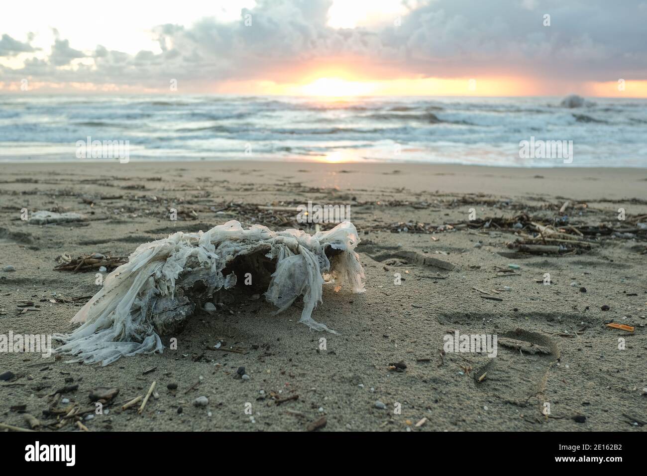 Plastikbehälter Abfall und Teerverschmutzung an stürmischer Küste, Umwelt Verunreinigung von Abfällen Stockfoto