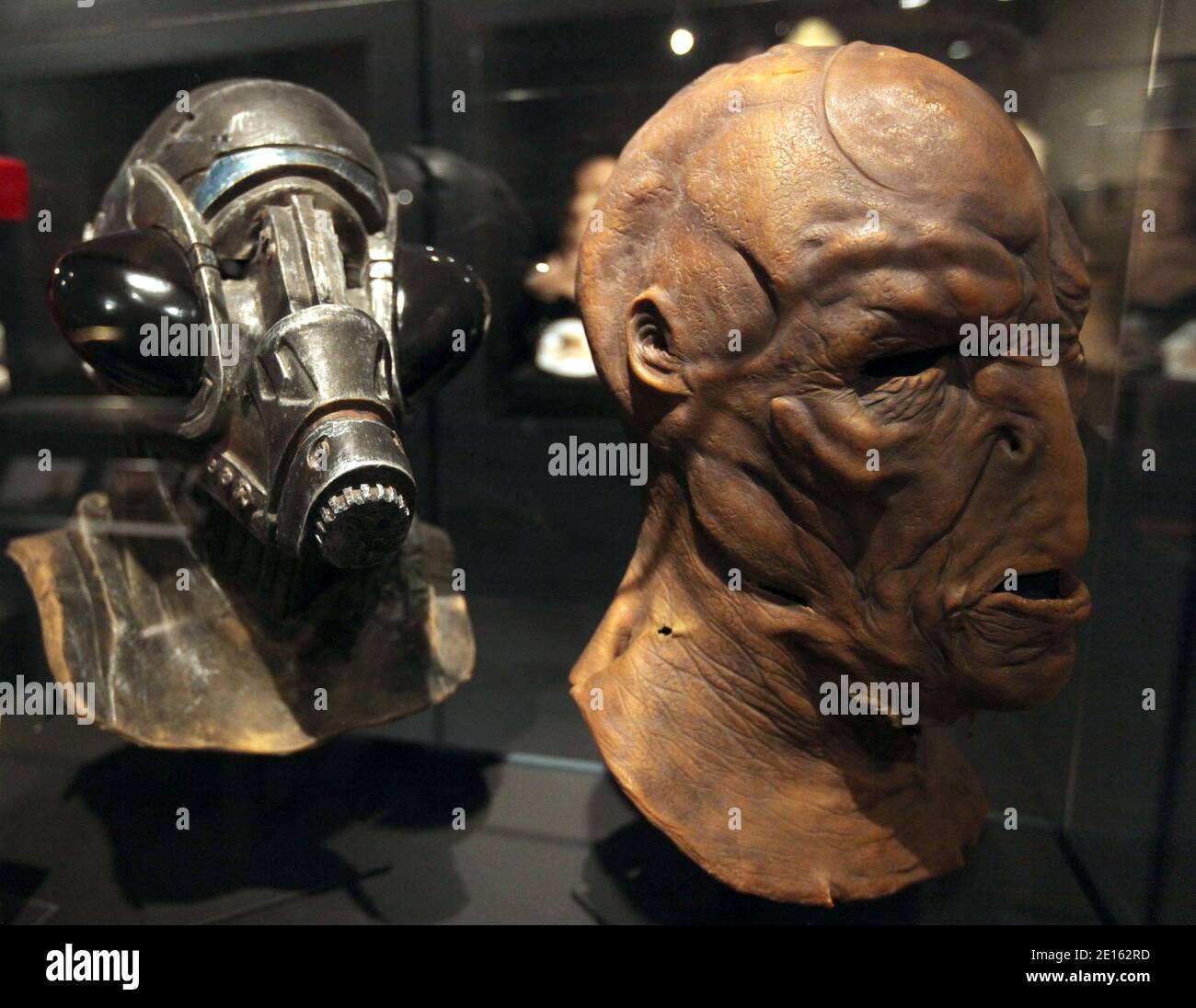 Masken aus der amerikanischen Science-Fiction-TV-Serie "Babylon 5" sind am 20. April 2011 im Internationalen Museum für Miniatur und Kino im Maison des Avocats in Lyon, Frankreich, zu sehen. Das Museum zeigt die Geheimnisse und Techniken von Special Effects-Machern, Filmsets, Modellen, Robotern, imaginären Kreaturen, Phantasien, Kostümen Prothesen und echten Geräten aus Filmsets. Fotos von Vincent Dargent/ABACAPRESS.COM Stockfoto